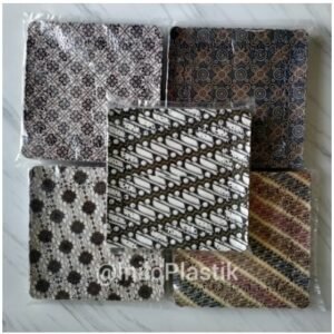 Kertas Doyleys (Batik) 10inch x 10 inch / 25,5 cm x 25,5 Cm Spesifikasi - Bahan : Food Grade, Motif Batik (Corak Batik bisa berbeda dengan gambar) - Ukuran : 10 inch x 10 inch / 25,5 Cm x 25,5 Cm - Min. Order: 1 pack = 250 pcs - Corak batik dalam 1 pack (250 pcs) tidak dapat dicampur - Corak batik akan dikirimkan secara random Kami mengirimkan dalam kondisi baik. Kerusakan dalam perjalanan di luar tanggung jawab kami.